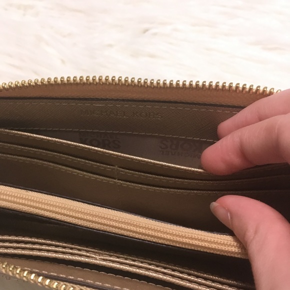 Michael Kors ✨ Leather Zip Metallic Large Wallet - Picture 6 of 8